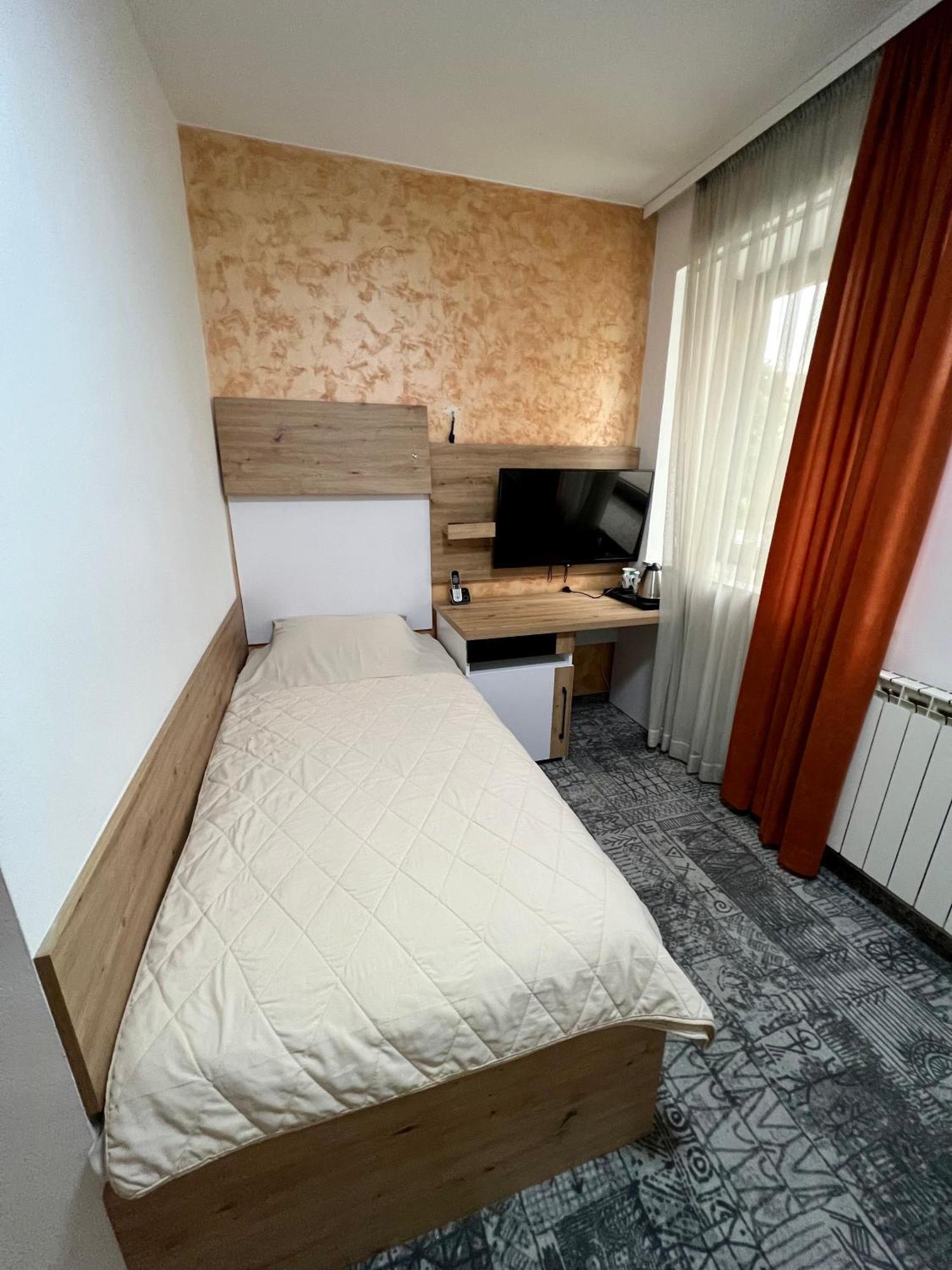 Hotel Brkic Sarajevo Airport - Free Parking Екстериор снимка