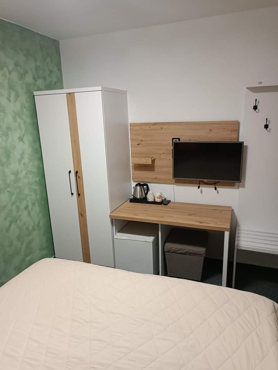 Hotel Brkic Sarajevo Airport - Free Parking Екстериор снимка