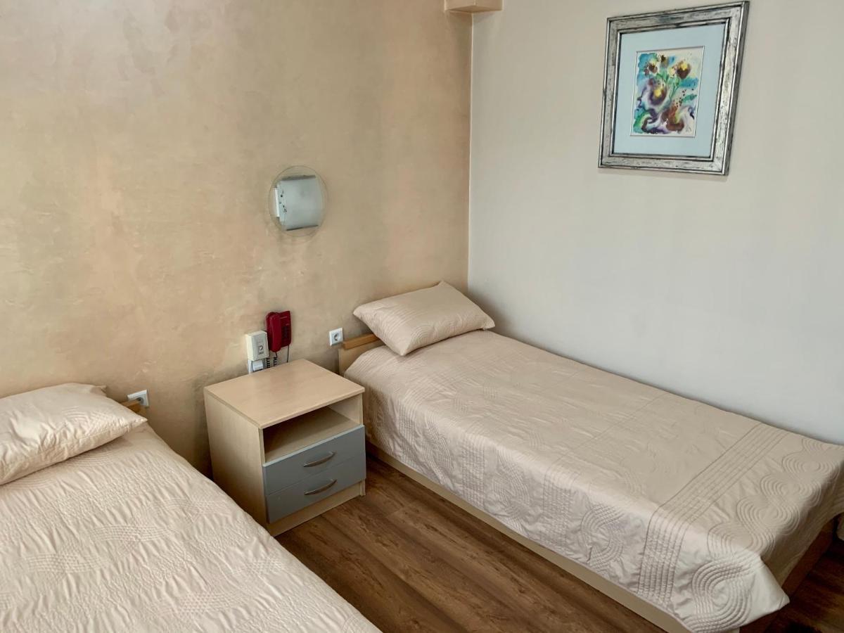 Hotel Brkic Sarajevo Airport - Free Parking Екстериор снимка